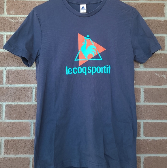 🐓 Le Coq Sportif - Dusty Navy Logo T-Shirt - Size S - Picture 1 of 5